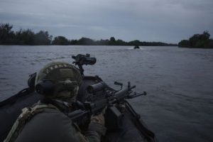 Бої на лівобережжі Херсонщини: окупанти марно намагаються вибити морських піхотинців – Плетенчук