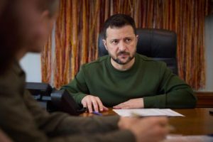 Нам усім треба зараз переграти Путіна в рішучості – Зеленський