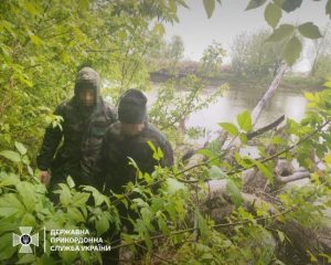 ДПС затримала незвичних порушників кордону: чоловіки перепливли річку, щоб повернутись до України