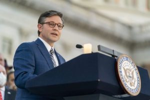 Спікеру Джонсону загрожує відставка через питання допомоги Україні: він шукає варіанти – CNN