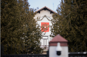 У будівлю посольства Росії у Вільнюсі кинули два коктейлі “Молотова”: що про це відомо