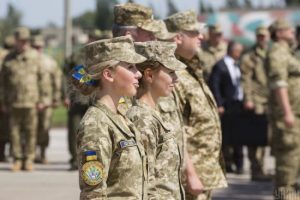 У газеті ТрО опублікували пінап напівоголеної жінки: чому виник скандал
