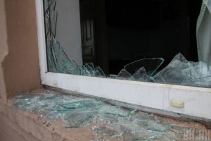 Окупанти обстріляли цивільну інфраструктуру у Харкові: у лікарні повилітали шибки