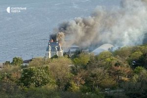 Ворог здійснив ракетний удар по Одесі: восьмеро поранених, горить резиденція екснардепа Ківалова (відео)