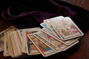 Близнятам варто рухатися вперед, а Ракам потрібно затягнути пояси: гороскоп за картами Таро на 1 квітня 2024 року