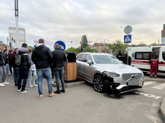 Ледь тримається на ногах: у Броварах пʼяний голова РДА збив людей на переході – соцмережі (відео)