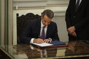 Греція не готова передати Україні літаки F-16, але “підтримувала і продовжує підтримувати” — Міцотакіс