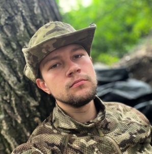 У Києві невідомі погрожували військовому Сергію Гнезділову – назвалися “людьми Карася”: що передувало