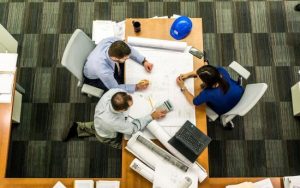 Покоління зумерів легко звільняється з роботи та має більші заробітки – The Economist
