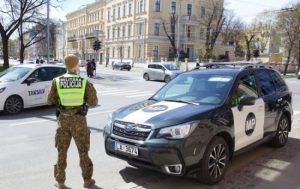 У Ризі невідомий зірвав прапор України: у Латвії розпочали розслідування