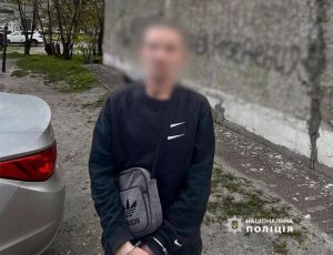 В Києві чоловік напав з ножем на громадянина з дитиною та вкрав його велосипед (фото)