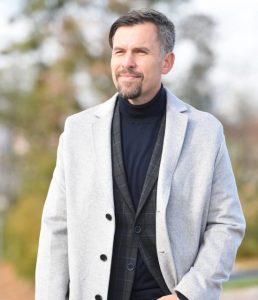 Актор-військовий Геннадій Попенко назвав артистів, які здивували його під час війни