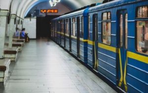 В метро Києва жінка гуляє коліями, а чоловік на рейках “збирає гриби”: що сталося