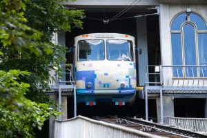 Розбив скло і перерізав горло: у київському фунікулері сталося моторошне вбивство