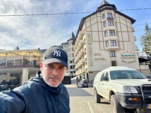 Арсен Мірзоян різко відповів на закиди, що він “розважається” на концертах під час війни