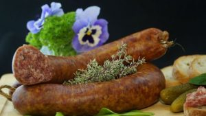 Приготування домашньої ковбаси зі свинини до Великодня: смакота на святковий стіл