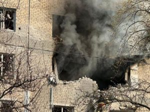 Окупанти обстріляли Часів Яр та влупили по багатоповерхівці в Селидовому: які наслідки
