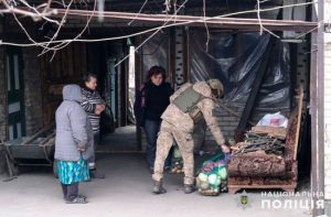Всюди зруйновані будинки й побиті дронами авто: у поліції показали кадри з міста-привида на Донеччині