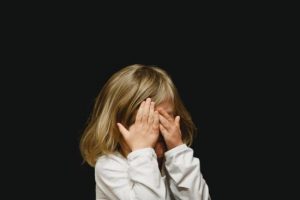 У Києві няня била та штовхала маленьку дівчинку на очах у пасажирів: з’явилося відео