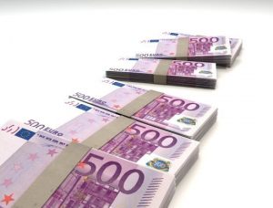 Жінка проігнорувала родичів та залишила у спадок €5 млн чужій людині: хто отримає гроші