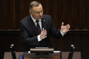 Ракета РФ у небі Польщі: Дуда назвав інцидент провокацією і сказав, чому F-16 не збили ціль