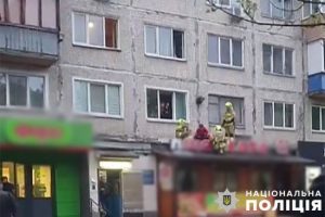У Києві чоловік кидався ножами в рятувальників, які намагалися допомогти його дружині, що випала з вікна