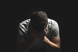 “Найневдачливіший у світі”: будинок чоловіка зруйнувала лава, а авто впало з порома в море – відео