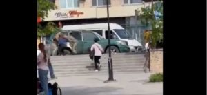 У Запоріжжі люди у військовій формі намагалися “запакувати” чоловіка до авто: що каже ТЦК