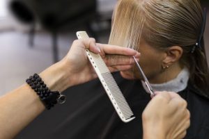 Топ-5 коротких стрижок з косим чубчиком: еталонні зачіски, які кардинально змінюють образ