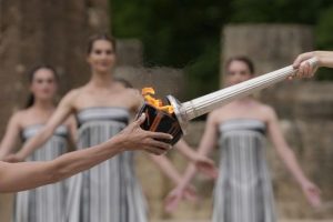 У Греції запалили вогонь Олімпійських ігор-2024: відео з урочистої церемонії