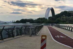 У Києві жінка намагалася стрибнути з Володимирського пішохідного мосту: з’явилося відео дивовижного порятунку