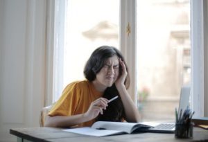 Чи впливають магнітні бурі і метеозалежність на здоров’я людини: лікарка здивувала відповіддю