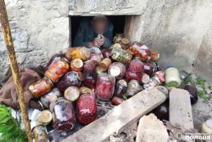 На Рівненщині горе-крадій консервації застряг у вікні підвалу: що йому завадило вилізти (фото)
