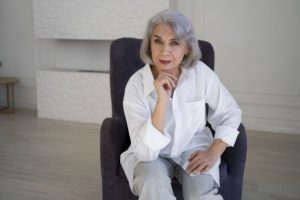 Омолоджувальні стрижки з чубчиком для жінок 60+: довго тримають форму, додають локонам об’єму