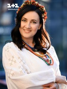 Соломія Вітвіцька зачарувала образом у незвичній вишиванці й шокувала схожістю з донькою гетьмана України