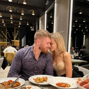 Дівчина Олександра Кривошапка показала, яким коштовним подарунком потішив її коханий