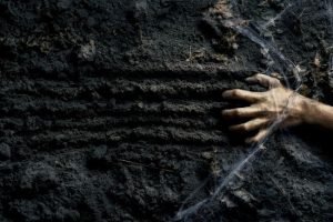 Чоловік закопав живцем дружину: вона була під землею 12 годин і вижила (фото)