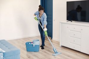 Додайте цю копійчану спецію у воду — і підлога сяятиме чистотою кілька днів
