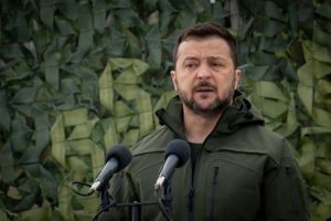 Зеленський висловився про ротацію військових і важку ситуацію на сході
