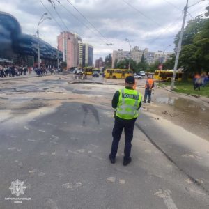 У Києві прорвало мережу “Київтеплоенерго”: зачиняли станцію метро (фото, відео)