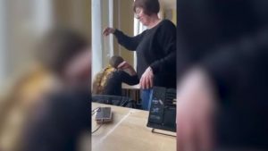 На Волині вчителька висипала пачку снеків на голову учениці: як відреагувала Мережа (відео)