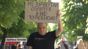 “Не відвертай обличчя, я не чудовисько”: військовий, який втратив ногу, влаштував акцію у Луцьку