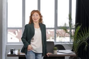 Три речі, яких треба позбутися жінкам за 50, бо вони старять і спотворюють образ