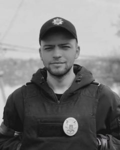 Поховали 21-річного поліцейського, який загинув внаслідок удару РФ по Одесі (фото)