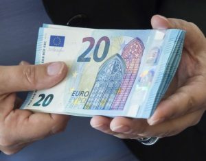 Курс валют на 15 травня: скільки коштують долар, євро і злотий