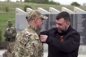 Цинізм зашкалює: Пушилін нагородив окупантів медалями за “звільнення” міста, яке вони знищили