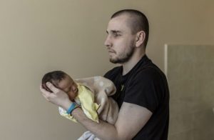 Осліплені в бою: історії військових, які ніколи не побачать своїх новонароджених дітей – WP