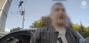 У Києві нетверезий водій намагався втекти від патрульних – відео