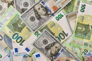 Курс валют на 9 травня: скільки коштуватимуть долар, євро і злотий