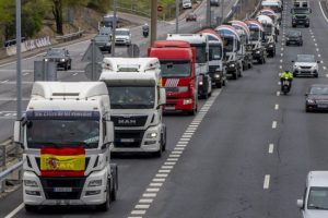 Далекобійники залишають вантажівки за кордоном і тікають від мобілізації: як їх хочуть покарати